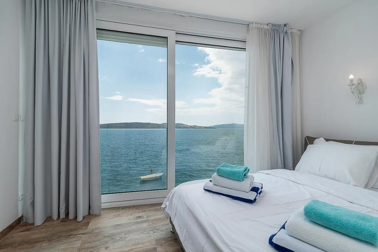 Trogir Beach House 0*,