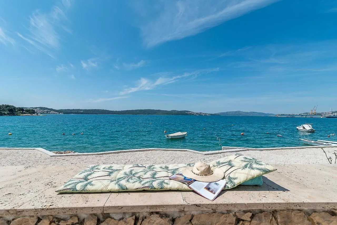 Trogir Beach House 0*,
