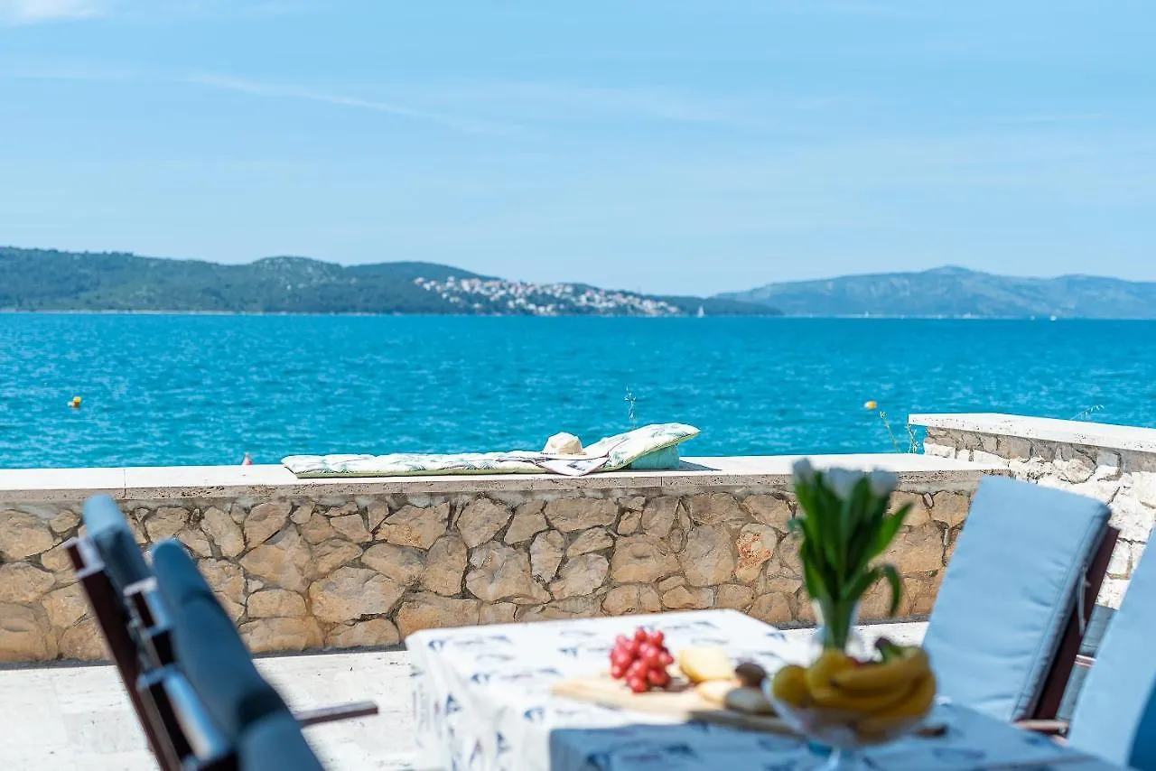 Trogir Beach House 0*,