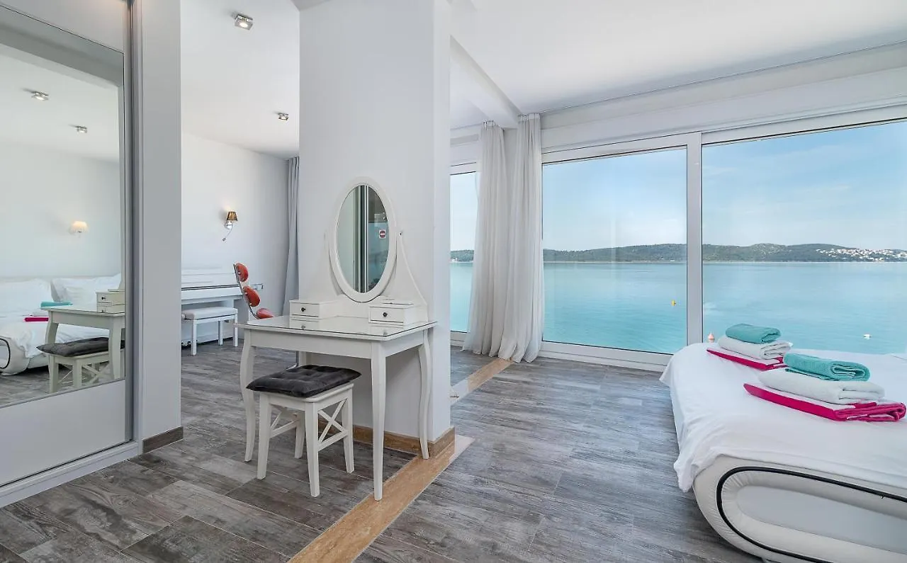 Trogir Beach House 0*,