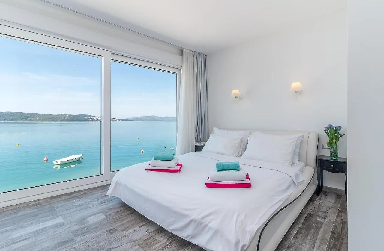 Trogir Beach House 0*,